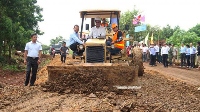 Minister of Commerce Presides Over Ground-breaking of New Road in Kampong Cham