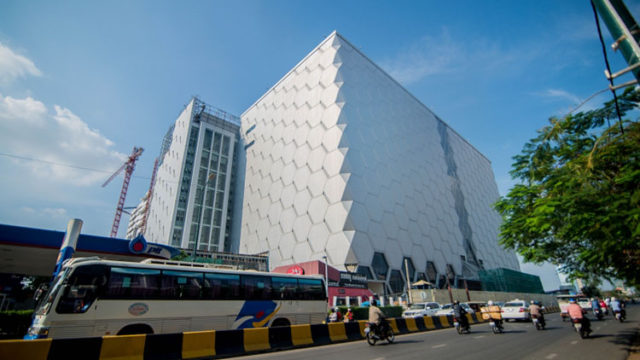 Two types of mall shaping Cambodia retail sector