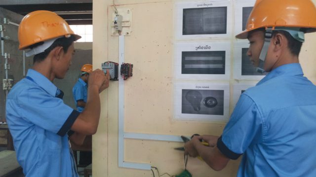 Pse?s Construction School Gives Almost 100 Scholarships