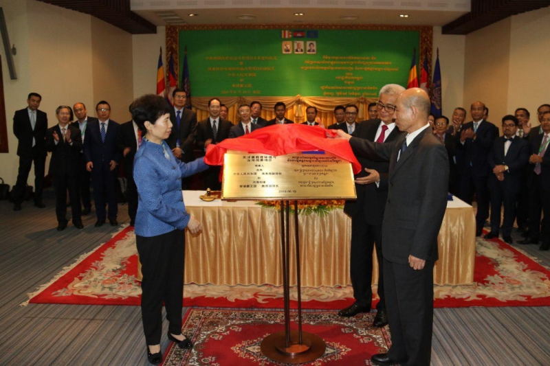 Cambodia Signs Three Major Development Contracts With Chinese Government