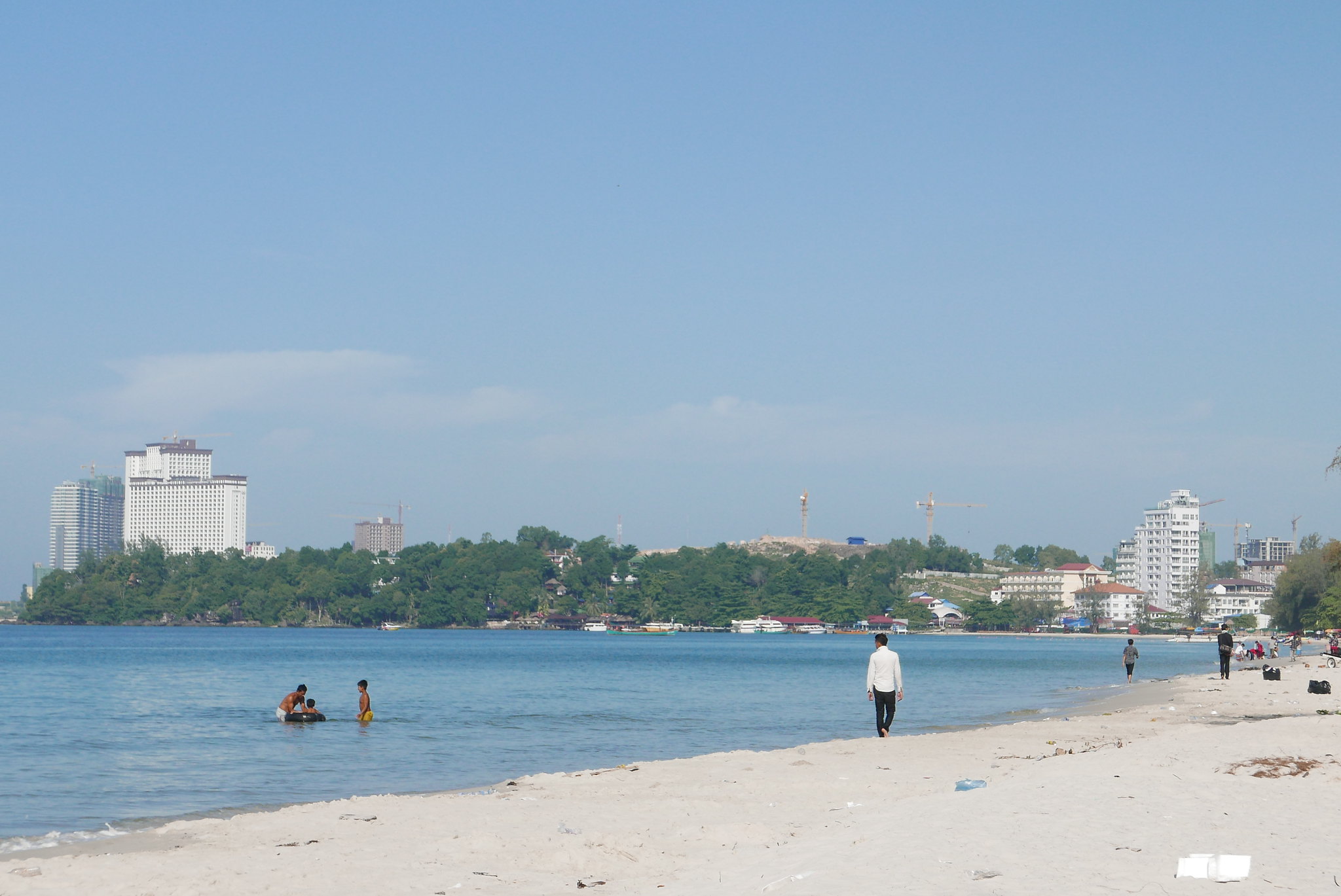 Construction of stores along Sihanoukville beach permitted to attract tourists