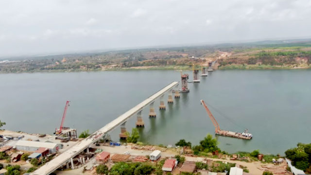 Construction of Stueng Trang-Krouch Chmar Bridge finished by December