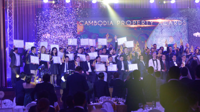 ពានរង្វាន់ចំនួន ១៧ ត្រូវបានបង្ហាញនៅក្នុងកម្មវិធីពានរង្វាន់អចលនទ្រព្យកម្ពុជា