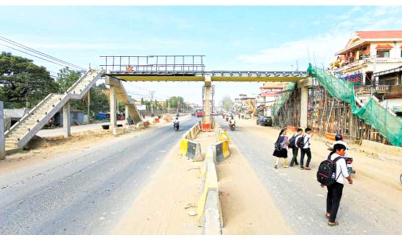 First pedestrian bridge near completion