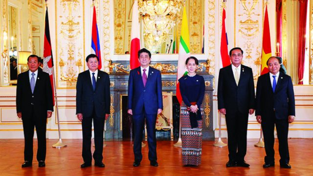 ជប៉ុនសហការនិងប្រកួតប្រជែងជាមួយចិនដើម្បីក្តោបក្តាបឥទ្ធិពលហេដ្ឋារចនាសម្ព័ន្ធនៅ  ការអភិវឌ្ឍន៍គម្រោង និងសំណង់      07 ធ្នូ 2018  BMeters     ជប៉ុនសហការនិងប្រកួតប្រជែងជាមួយចិនដើម្បីក្តោបក្តាបឥទ្ធិពលហេដ្ឋារចនាសម្ព័ន្ធនៅ  ប្រទេសជប៉ុននិងចិនបានព្រមព្រៀងគ្នាបង្កើតកិច្ចសហប្រតិបត្តិការលើវិស័យហេដ្ឋារចនាសម្ព័ន្ធផ្លូវដែកដែលមានការប្រកួតប្រជែងខ្ពស់នៅក្នុងតំបន់អាស៊ីខណៈដែលប្រទេសជប៉ុនបានសន្យាជាឯកតោភាគីក្នុងការគាំទ្រដល់គម្រោងចំនួន១៥០គម្រោងនៅក្នុងតំបន់នេះដើម្បីរារាំងការត្រួតត្រារបស់ចិនតាមរយៈកម្មវិធីផ្តួចផ្តើមខ្សែក្រវ៉ាត់មួយ (OBI)របស់ខ្លួន។  ប្រទេសទាំងពីរនេះគ្រោងនឹងព្រមព្រៀងគ្នាចូលរួមសហការបណ្តាក់ទុនទ្វេភាគីម្ខាង២០និងម្ខាង៣០សម្រាប់វិស័យហេដ្ឋារចនាសម្ព័ន្ធផ្លូវដែកបន្ទាប់ពីភាគីទាំងពីរនេះបានប៉ះទង្គិចគ្នាជារឿយៗជុំវិញការដេញថ្លៃគម្រោងផ្លូវរថភ្លើងក្នុងតំបន់អាស៊ីនេះ។  ទន្ទឹមនឹងនេះដែរ នៅក្នុងកិច្ចប្រជុំកំពូលមេគង្គ-ជប៉ុនលើកទី១០នៅទីក្រុងតូក្យូក្នុងខែតុលាកន្លងទៅនេះជប៉ុនក៏បានយល់ព្រមផ្តល់មូលនិធិដល់គម្រោងអភិវឌ្ឍន៍ចំនួន១៥០គម្រោងនៅក្នុងប្រទេសអាស៊ីអាគ្នេយ៍ទាំង៥ដែលចែករំលែកទន្លេមេគង្គជាមួយគ្នា។   លក្ខខណ្ឌដើម្បីទទួលបានការគាំទ្រគម្រោងហេដ្ឋារចនាសម្ព័ន្ធទាំងនេះគឺត្រូវបានអនុវត្តចំពោះប្រទេសថៃ វៀតណាម កម្ពុជា ឡាវ និងមីយ៉ាន់ម៉ា ដែលប្រទេសទាំងនេះត្រូវគាំទ្រ«យុទ្ធសាស្ត្រឥណ្ឌូ – ប៉ាស៊ីហ្វិកសេរីនិងបើកចំហ» ដែលត្រូវបានផ្សព្វផ្សាយដោយរដ្ឋាភិបាលជប៉ុននិងអាមេរិក។  សេចក្តីថ្លែងការណ៍រួមមួយធ្វើឡើងនៅក្នុងកិច្ចប្រជុំកំពូលបានថ្លែងយ៉ាងដូច្នេះថា៖«វាចាំបាច់ណាស់ក្នុងការជំរុញរចនាសម្ព័ន្ធឧស្សាហកម្មនិងកែលម្អតម្លៃបណ្តាញសង្វាក់នៅក្នុងនិងក្រៅតំបន់មេគង្គ»។ Lychhuong Construction & Import Export Co., Ltd.     Related News  ក្រុមហ៊ុន ZHENG HENG និង Cushman & Wakefield ក្លាយដៃគូយុទ្ធសាស្�…  05 04 2019  ស្ពានជ្រោយចង្វារចាស់តម្លៃ៣៣លានដុល្លារដាក់�…  03 04 2019  ព្រលានយន្តហោះភ្នំពេញថ្មីនឹងចាប់ផ្តើមសាងសង�…  17 03 2019  សារព័ត៌មានបរទេស៖ តើគម្រោងតារាសាគរនៅកោះកុងប�…  05 03 2019  ផ្លូវល្បឿនលឿន ភ្នំពេញ-ខេត្តព្រះសីហនុ នឹងបើក�…  05 03 2019