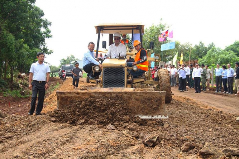 Minister of Commerce Presides Over Ground-breaking of New Road in Kampong Cham