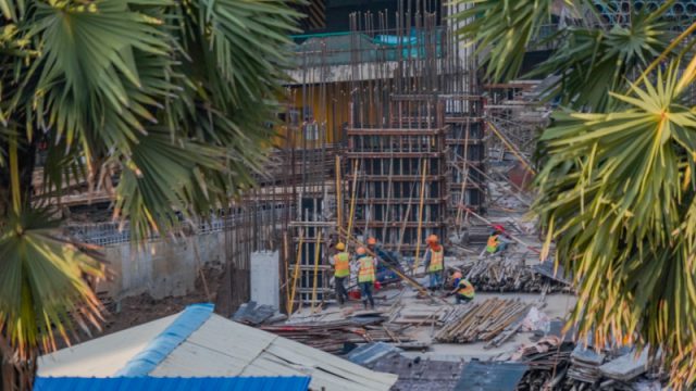 សម្តេចហ៊ុនសែន៖ កម្ពុជាកំពុងជំរុញឲ្យមានប្រាក់ឈ្នួលអប្បបរមាសម្រាប់កម្មករសំណង់