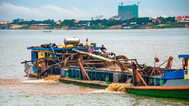 ក្រសួងរ៉ែច្រានចោលរបាយការណ៍ស្ដីពីការបូមខ្សាច់លើសកំណត់ដែលអាចបង្ករឲ្យបាក់ច្រាំង