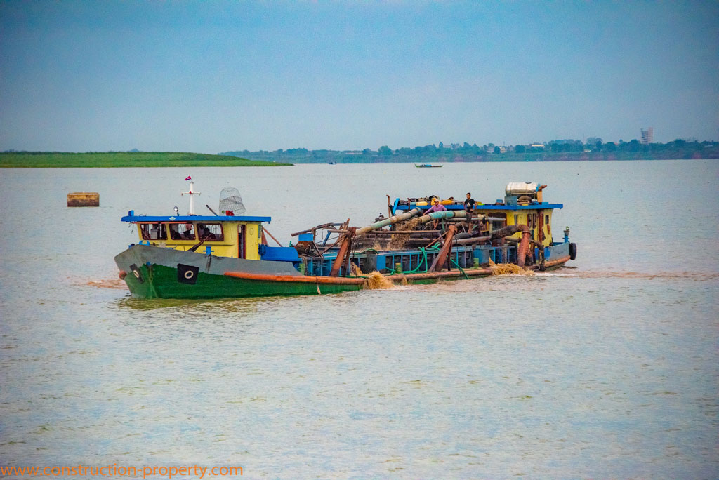 Constructions along Mekong riverbank at risk of collapsing due to excessive sand mining