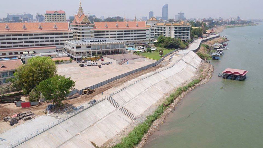 Phnom Penh to build new tourist sidewalk along the riverside