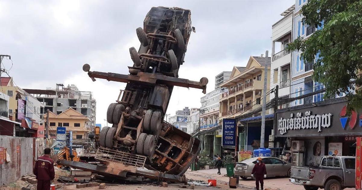 Kato crane overturned on vehicles in Sihanoukville