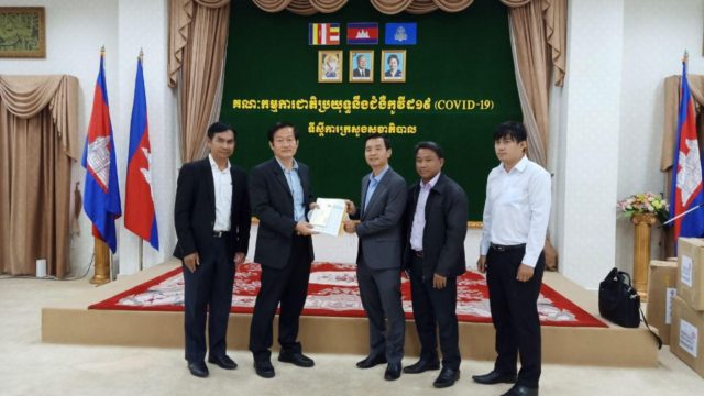 សមាគមអ្នកសាងសង់កម្ពុជាឧបត្ថម្ភទឹកប្រាក់ចំនួន១ម៉ឺនដុល្លារអាមេរិកដើម្បីទប់ស្កាត់កូវីដ១៩