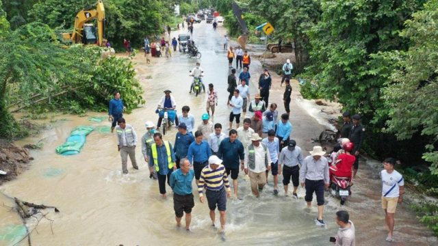 ផ្លូវយ៉ាងហោច ៩០ ខ្សែទូទាំងប្រទេសខូចខាតដោយសារទឹកជំនន់