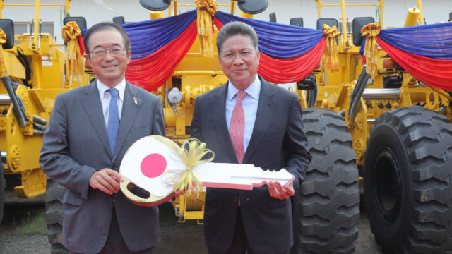 ជប៉ុនប្រគល់គ្រឿងចក្រជាច្រើនគ្រឿងតម្លៃជាង ៤លានដុល្លារ សម្រាប់គម្រោងសាងសង់ផ្លូវនៅកម្ពុជា