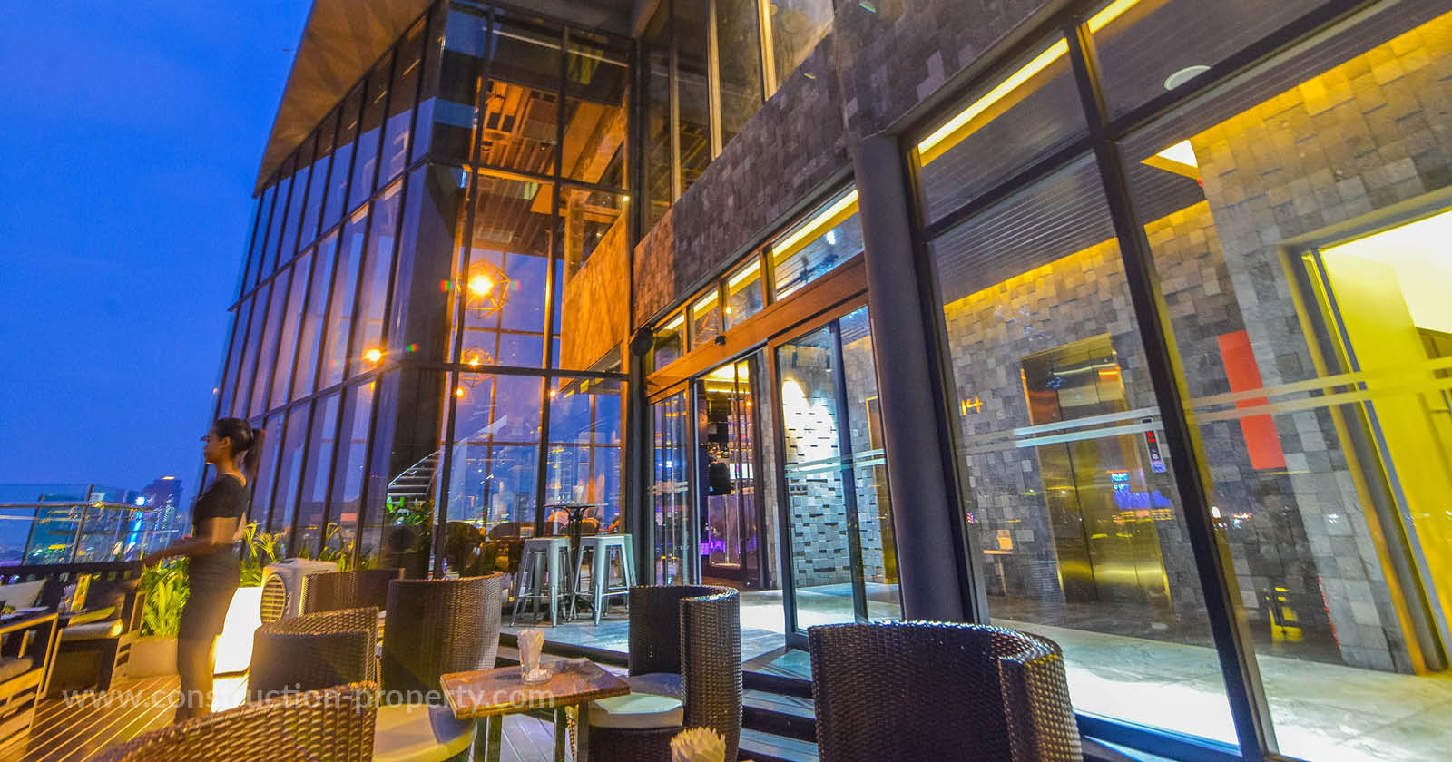 trendy-rooftop-restaurants-and-bars-in-phnom-penh-construction